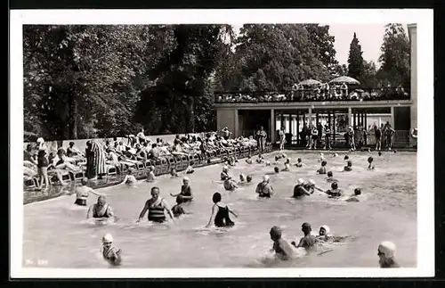 AK Badenweiler, Thermal-Schwimmbad mit Besuchern