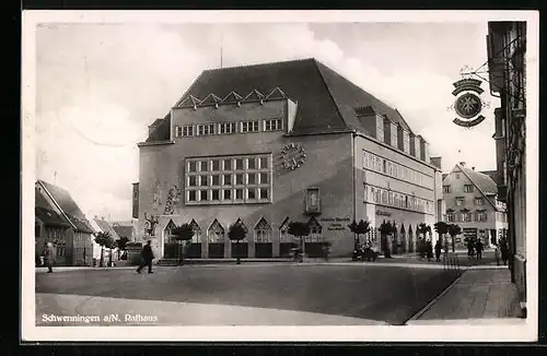 AK Schwenningen a/N., Strassenpartie mit Rathaus