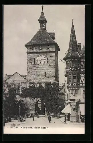 AK Konstanz, Schnetztor mit Passanten