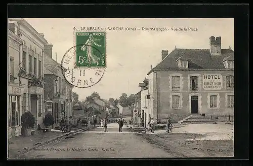 AK Le Mesle-sur-Sarthe, Rue d`Alencon, Vue de la Place