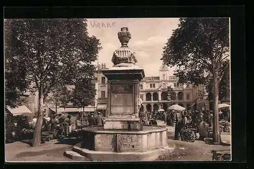 AK Vienne, Fontaine, Place de l`Hotel de Ville
