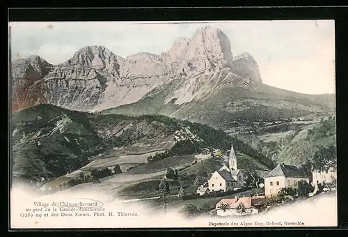 AK Chateau-Bernard, Le Village au pied de la Grande-Moucherolle