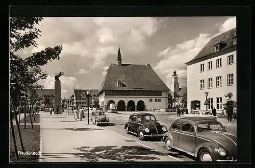 AK Freudenstadt / Schwarzwald, Marktplatz mit Gedenksäule und Stadthaus