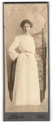 Fotografie P. Paulsen, Norden, Bürgerliche Dame mit dicker Nase in weissem Kleid