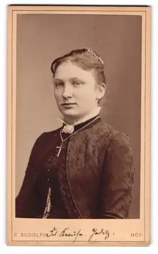 Fotografie E. Rudolph, Hof, Marien-Strasse 69, Junge Dame im schwarzen Kleid mit Kreuzkette