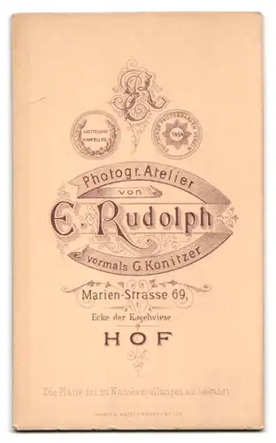 Fotografie E. Rudolph, Hof, Marien-Strasse 69, Junge Dame im schwarzen Kleid mit Kreuzkette