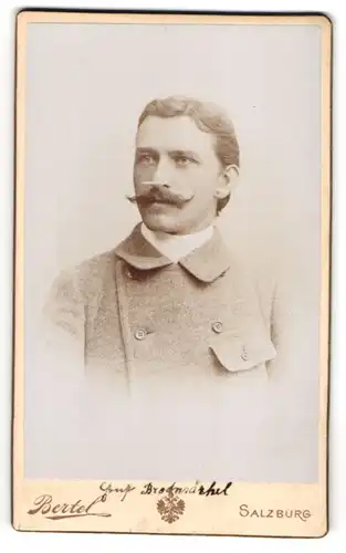 Fotografie Bertel, Salzburg, Bürgerlicher Herr mit Schnurrbart und Mantel