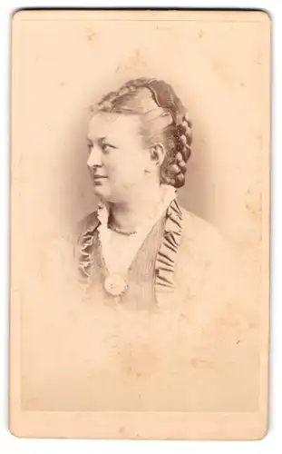 Fotografie Chr. Beitz, Arnstadt, Beleibte Dame mit geflochtenem Haar und Bluse