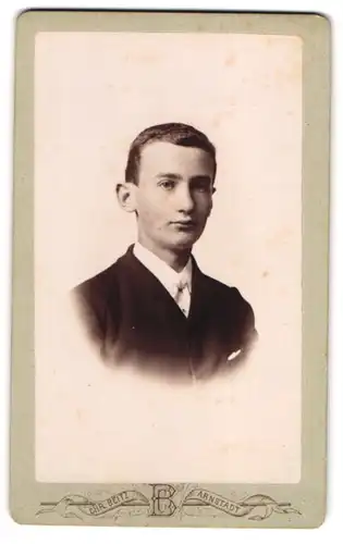 Fotografie Chr. Beitz, Arnstadt, Post-Strasse, Junger Knabe mit abstehenden Ohren im schwarzen Anzug