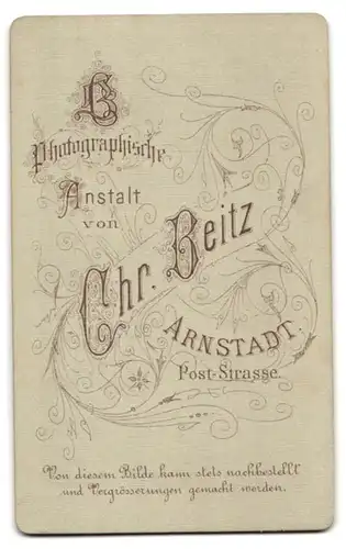 Fotografie Chr. Beitz, Arnstadt, Post-Strasse, Junger Knabe mit abstehenden Ohren im schwarzen Anzug