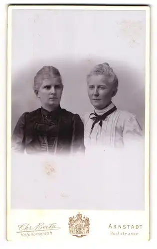 Fotografie Chr. Beitz, Arnstadt, Poststrasse, Zwei Damen mit gebundenem Haar im Sonntagsgewand