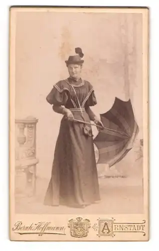 Fotografie Bernh. Hoffmann, Arnstadt, Bürgerliche Dame im schwarzen Kleid mit Regenschirm