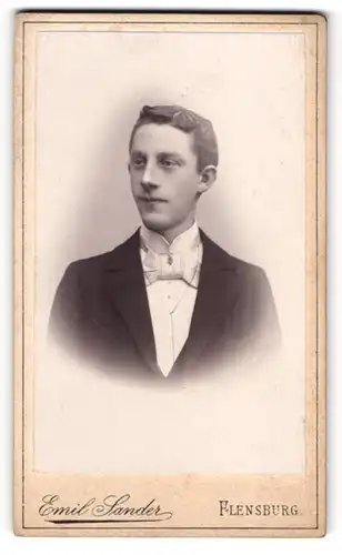 Fotografie Emil Sander, Flensburg, Norder-Str. 25, Junger Herr mit gescheiteltem Haar und Anzug