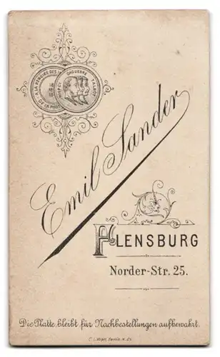 Fotografie Emil Sander, Flensburg, Norder-Str. 25, Junger Herr mit gescheiteltem Haar und Anzug