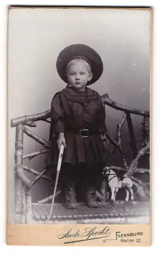Fotografie Andr. Specht, Flensburg, Holm 12, Niedliches Kleinkind mit Hut und Pferdespielzeug