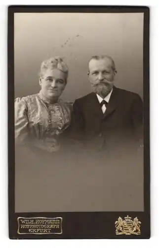 Fotografie Wilh. Hofmann, Erfurt, Bürgerliches Ehepaar in eleganter Kleidung, Mann mit Schnurrbart