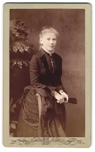 Fotografie Chr. Beitz, Arnstadt, Poststrasse, Hübsche junge Dame im schwarzen Kleid mit Kreuzkette und Fächer