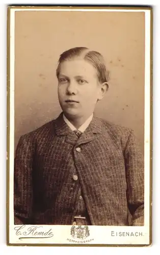 Fotografie C. Remde, Eisenach, Frauenberg 29, Junger Knabe mit gescheiteltem Haar in karriertem Mantel