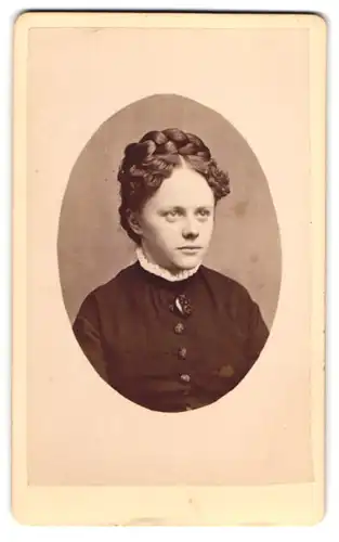 Fotografie Chr. Beitz, Arnstadt, Junge bürgerliche Dame mit grosser Stirn und geflochtenem Haar im Kleid