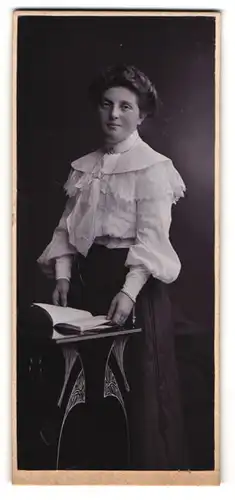 Fotografie Hans Kröger, Flensburg, Holm 12, Hübsche Dame in weisser Bluse mit gebundenem Haar