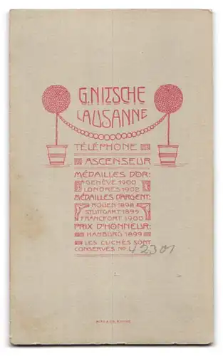 Fotografie G. Nitsche, Lausanne, Hübsches Mädel mit Schleife im Haar in weissem hochgeschlossenem Kleid