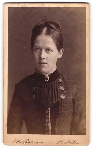 Fotografie Otto Rietmann, St. Gallen, Rorschacher-Str. Nr. 11, Junge bürgerliche Dame mit gebundenem Haar im Kleid