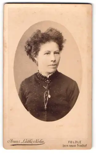 Fotografie Franz Lüthi Sohn, St. Gallen, Bürgerliche Dame mit lockigem Haar in eleganter Kleidung
