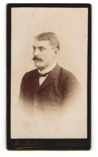 Fotografie H. Meister, Bischofszell, Stattlicher bügerlicher Herr mit gescheiteltem Haar und Schnurrbart im Anzug
