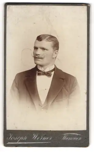 Fotografie Joseph Werner, München, Isarthorplatz 2, Bürgerlicher Herr mit gescheiteltem Haar und Schnurrbart im Anzug
