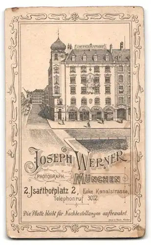 Fotografie Joseph Werner, München, Isarthorplatz 2, Bürgerlicher Herr mit gescheiteltem Haar und Schnurrbart im Anzug