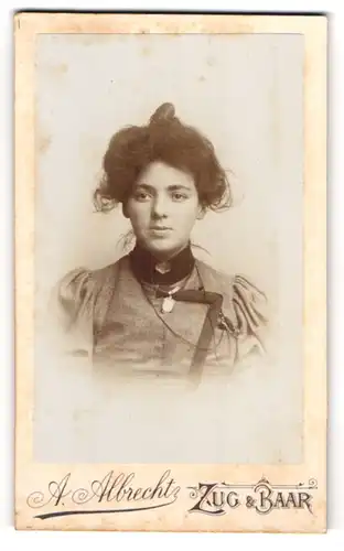 Fotografie A. Albrecht, Zug, Hübsche junge Dame mit gebundenem Haar im hochgeschlossenen Kleid