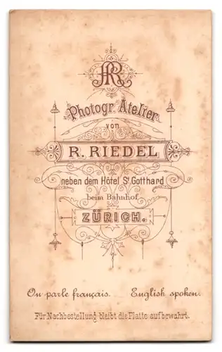 Fotografie R. Riedel, Zürich, Beleibte junge Dame mit gebundenem Haar in schwarzem Kleid