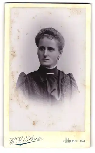 Fotografie C. G. Ebner, Turbenthal, Schöne Dame mit gebundenem Haar im Kleid mit Puffärmeln