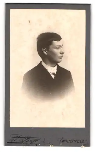 Fotografie J. Baer, Frauenfeld, Junger bürgerlicher Knabe in schwarzem Anzug im Seitenprofil