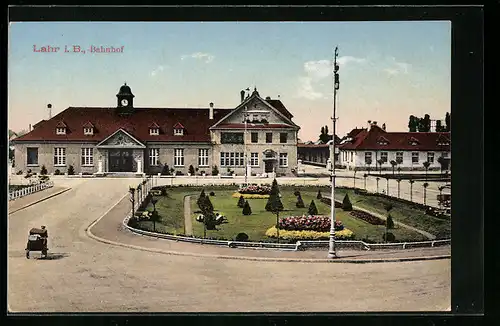 AK Lahr i. B., Bahnhofsgebäude mit Anlagen und Strasse