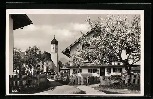 AK Kochel, Strassenpartie mit Kirche