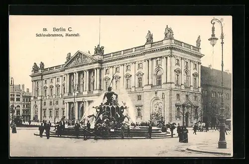 AK Berlin, Schlossbrunnen und Marstall mit Passanten