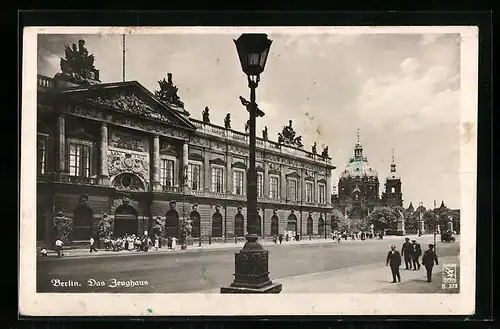 AK Berlin, Zeughaus mit Strasse und Domblick