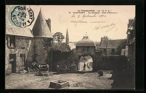 AK Domfront, La Normandie, La Chalerie, Cour d`Honneur