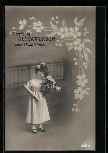 Foto-AK Photochemie Berlin Nr. 4290-2: Glückwunsch zum Geburtstag, Mädchen im weissen Kleid mit Blumen und Rolle