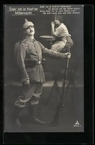 Foto-AK Photochemie Berlin Nr. 2746-1: Steh` ich in finst`rer Mitternacht, Soldat in Uniform, die Frau in Gedanken