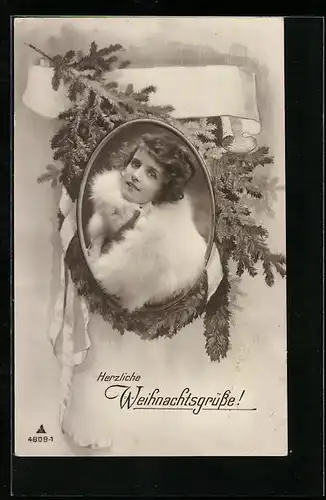 Foto-AK Photochemie Berlin Nr. 4609-1: Herzliche Weihnachtsgrüsse, Frau im weissen Pelzmantel von Nadelzweigen umgeben