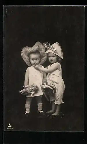 Foto-AK Photochemie Berlin Nr. 4402-6: Kleinkinder mit ihrem Spielzeug, Feder am Hut