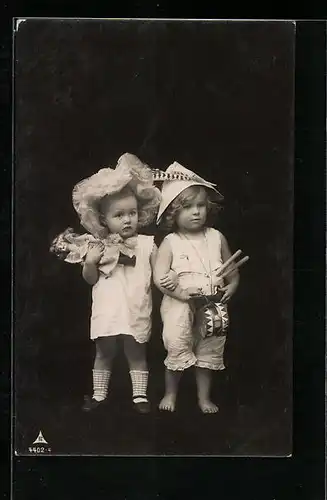 Foto-AK Photochemie Berlin Nr. 4402-4: Kleinkinder mit ihrem Spielzeug, Puppen, Trommel