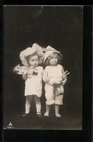 Foto-AK Photochemie Berlin Nr. 4402-4: Kleinkinder mit ihrem Spielzeug, Feder am Hut, Trommel und Puppe