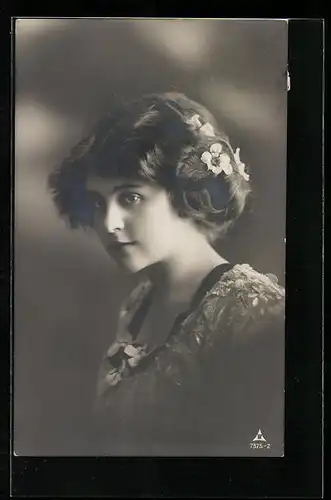 Foto-AK Photochemie Berlin Nr. 7375-2: Junge Frau mit Blumen im Haar und verträumtem Blick