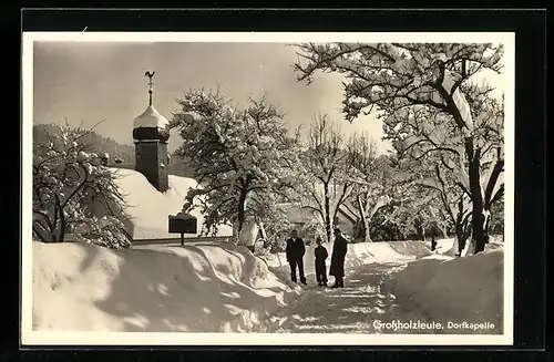 AK Grossholzleute, Passanten im Schnee vor der Dorfkapelle