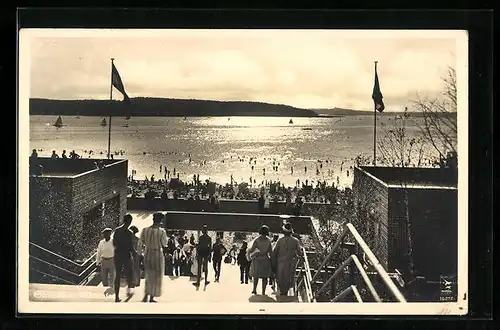 AK Berlin-Wannsee, Besucher auf der Treppe hinab zum Strandbad