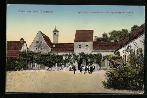 AK Berlin-Grunewald, Jagdschloss Grunewald, Hof mit Jagdgruppe von Pirson