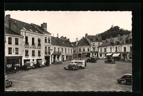 AK La Chartre-sur-le-Loir, Place de la Republique